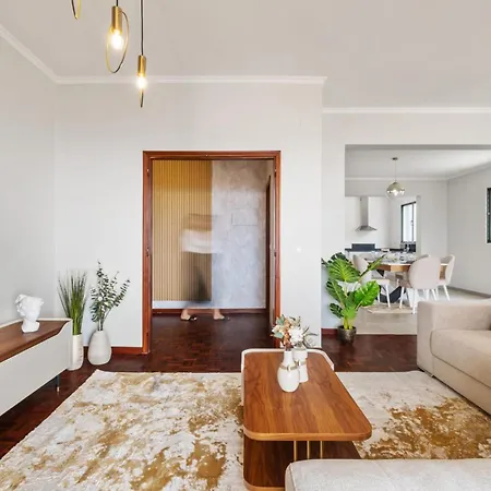 Glimpse Of The By Homie Feriehus *